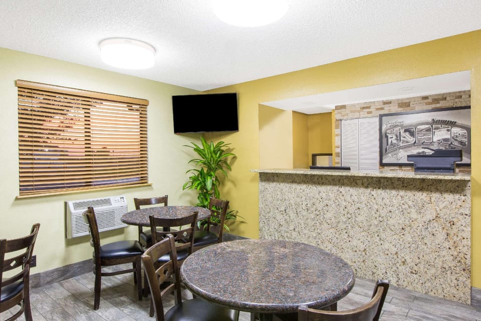 Super 8 By Wyndham Nampa Hotel in Nampa