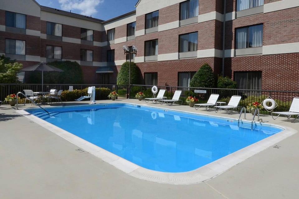 Swimming pool [outdoor]