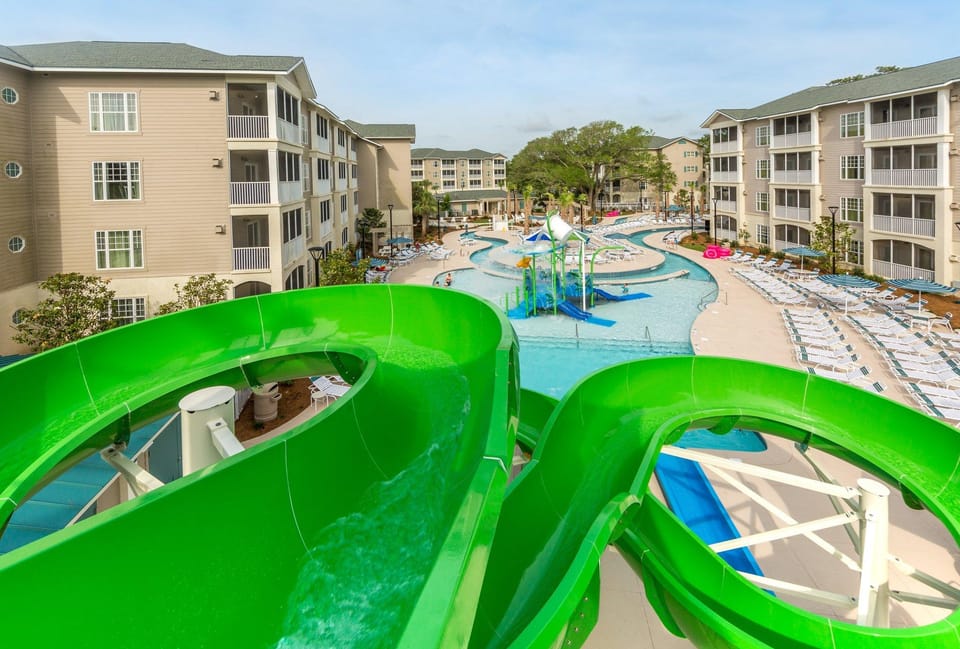 Swimming pool [outdoor]