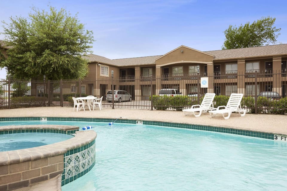 Swimming pool [outdoor]