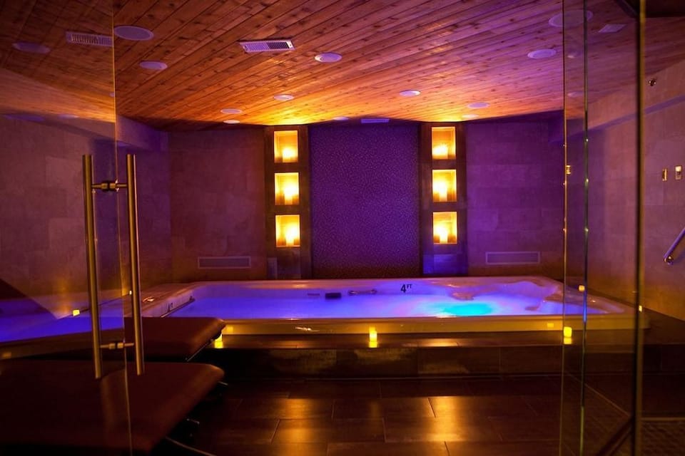 The Champagne Lodge and Luxury Suites Resort in Indiana