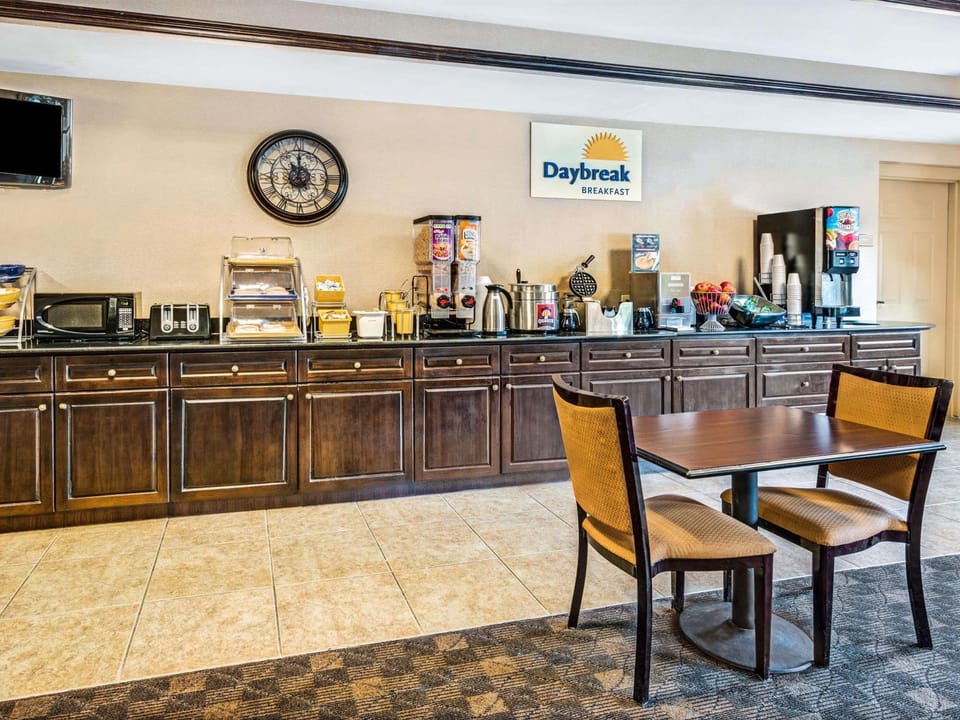 Days Inn & Suites by Wyndham Jeffersonville IN Hotel in Clarksville