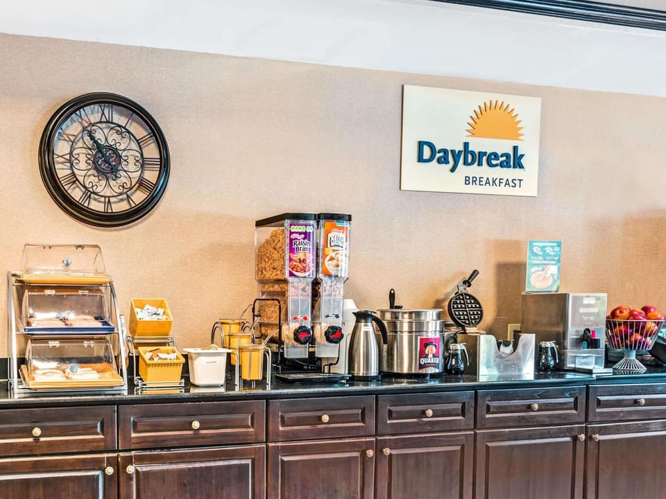 Days Inn & Suites by Wyndham Jeffersonville IN Hotel in Clarksville
