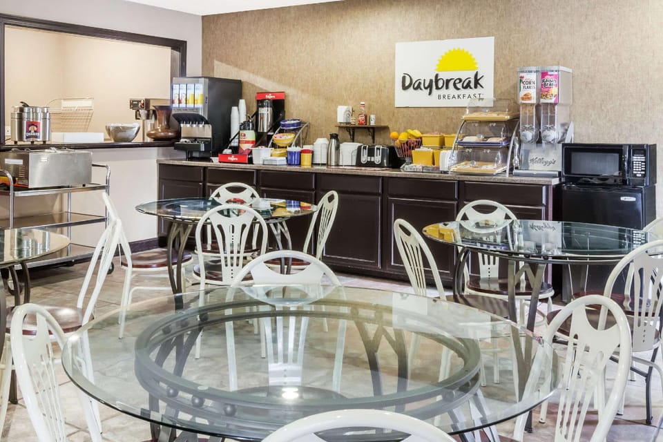 Days Inn & Suites by Wyndham New Iberia Hotel in New Iberia