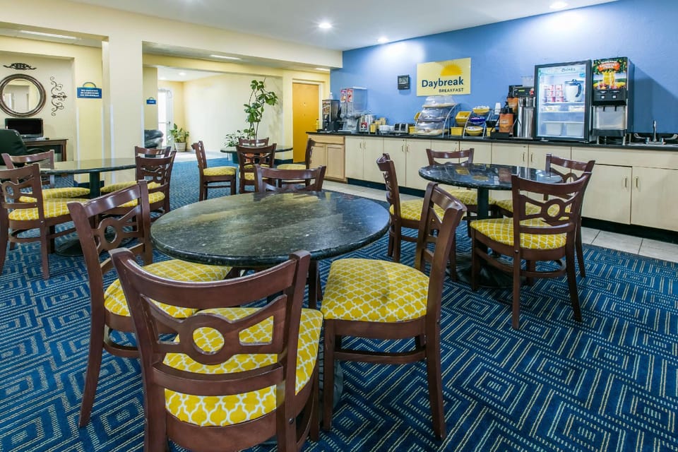 Days Inn & Suites by Wyndham Pryor Hotel in Ozark Mountains