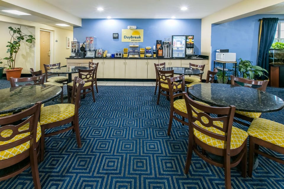 Days Inn & Suites by Wyndham Pryor Hotel in Ozark Mountains