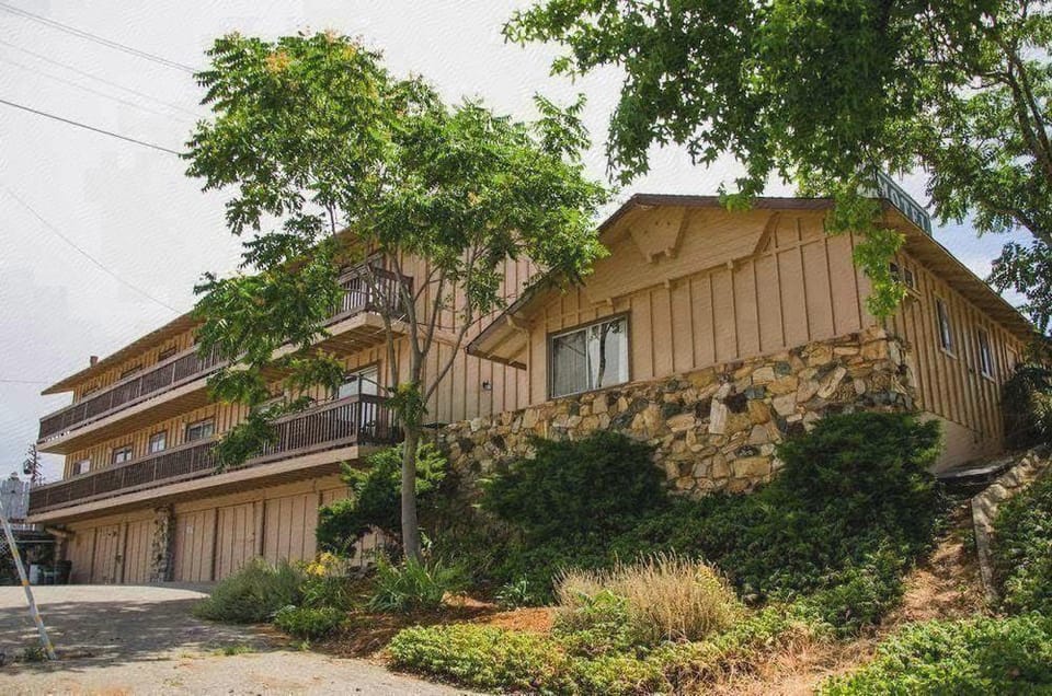 Holiday Lodge Motel in Grass Valley