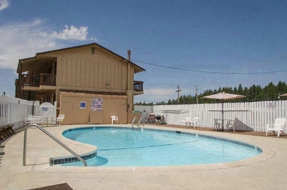 Holiday Lodge Motel in Grass Valley