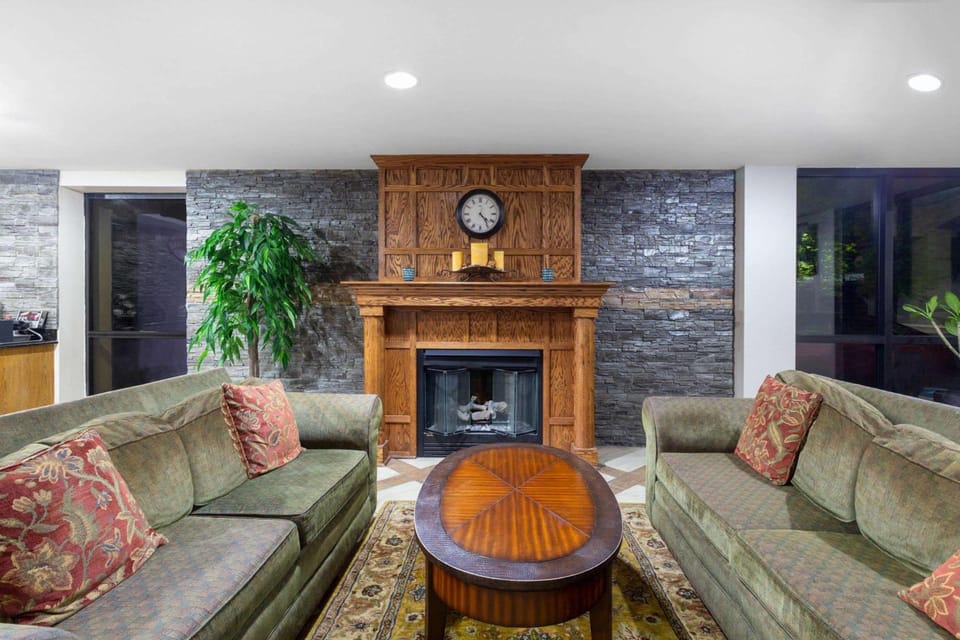 Baymont by Wyndham Elkhart Hotel in Elkhart