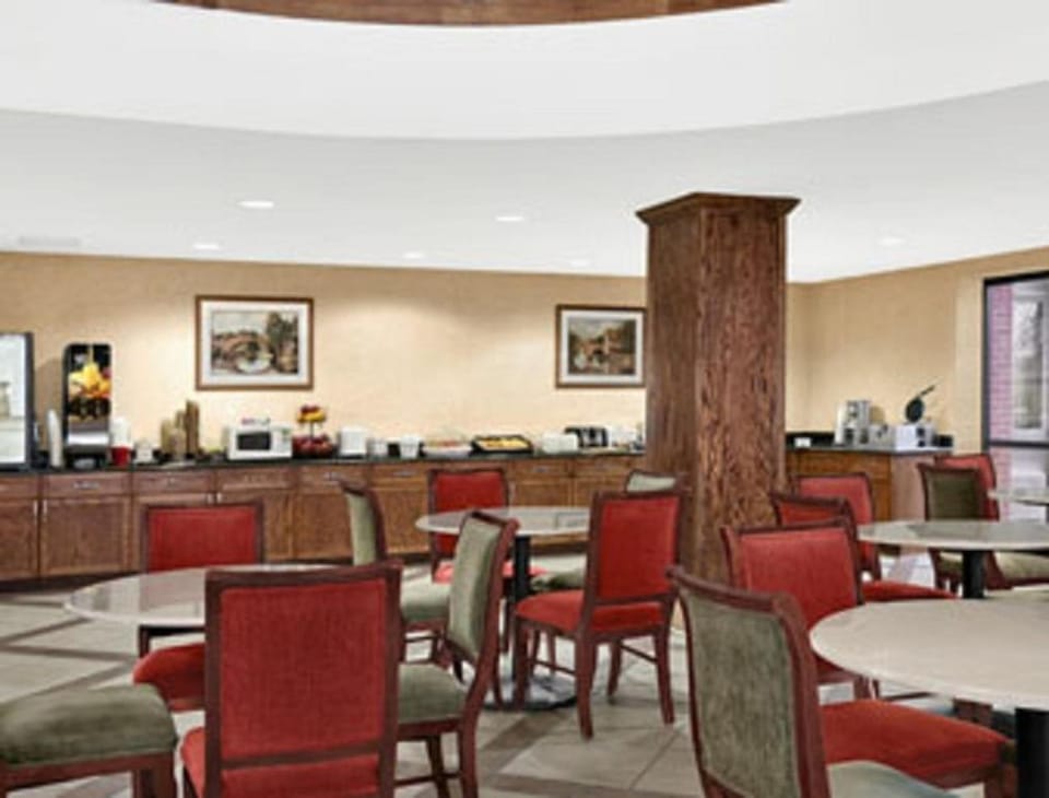 Baymont by Wyndham Elkhart Hotel in Elkhart