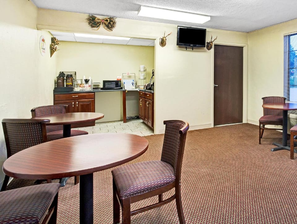 Super 8 By Wyndham Clarksville East Hotel in Clarksville