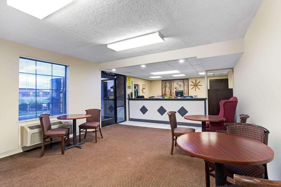 Super 8 By Wyndham Clarksville East Hotel in Clarksville