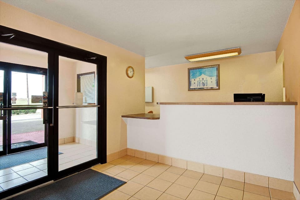 Days Inn & Suites by Wyndham Braunig Lake Hotel in San Antonio