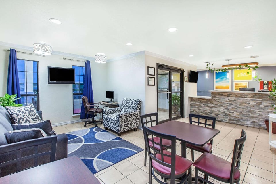 Days Inn & Suites by Wyndham Braunig Lake Hotel in San Antonio