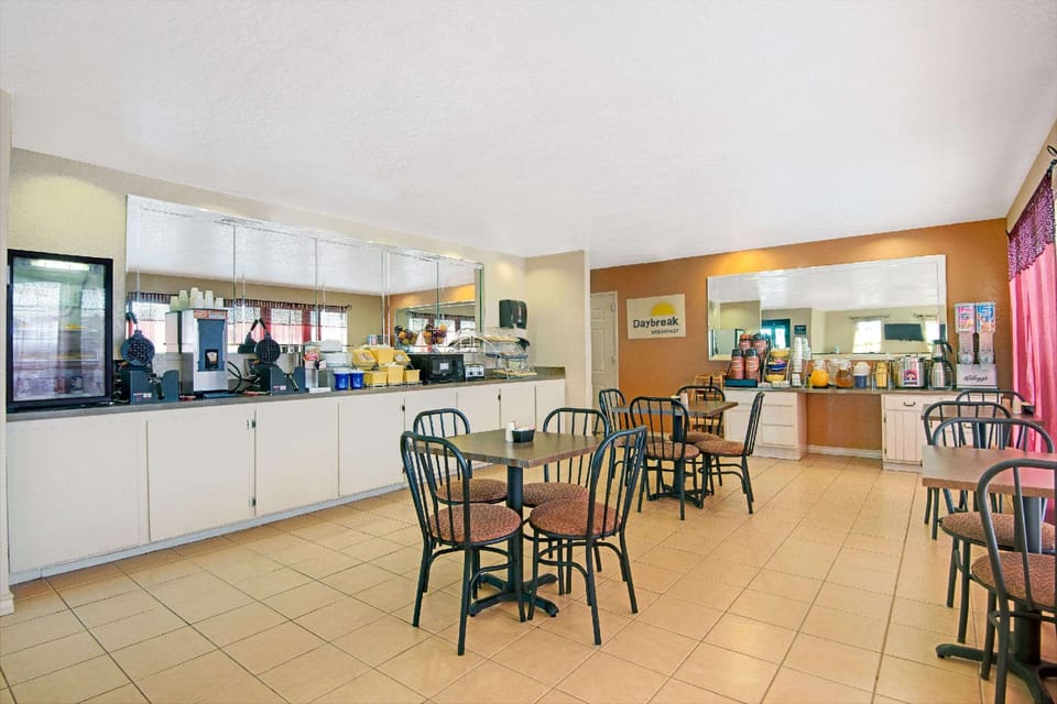 Days Inn & Suites by Wyndham Braunig Lake Hotel in San Antonio