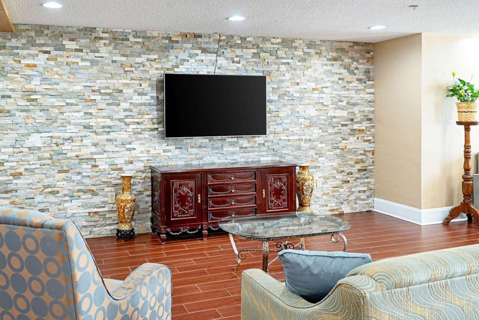 Quality Inn & Suites Robbinsville Hotel in Robbinsville