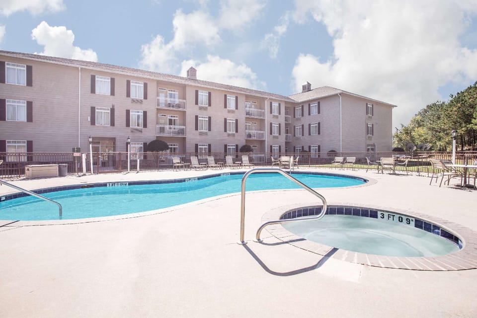 Swimming pool [outdoor]