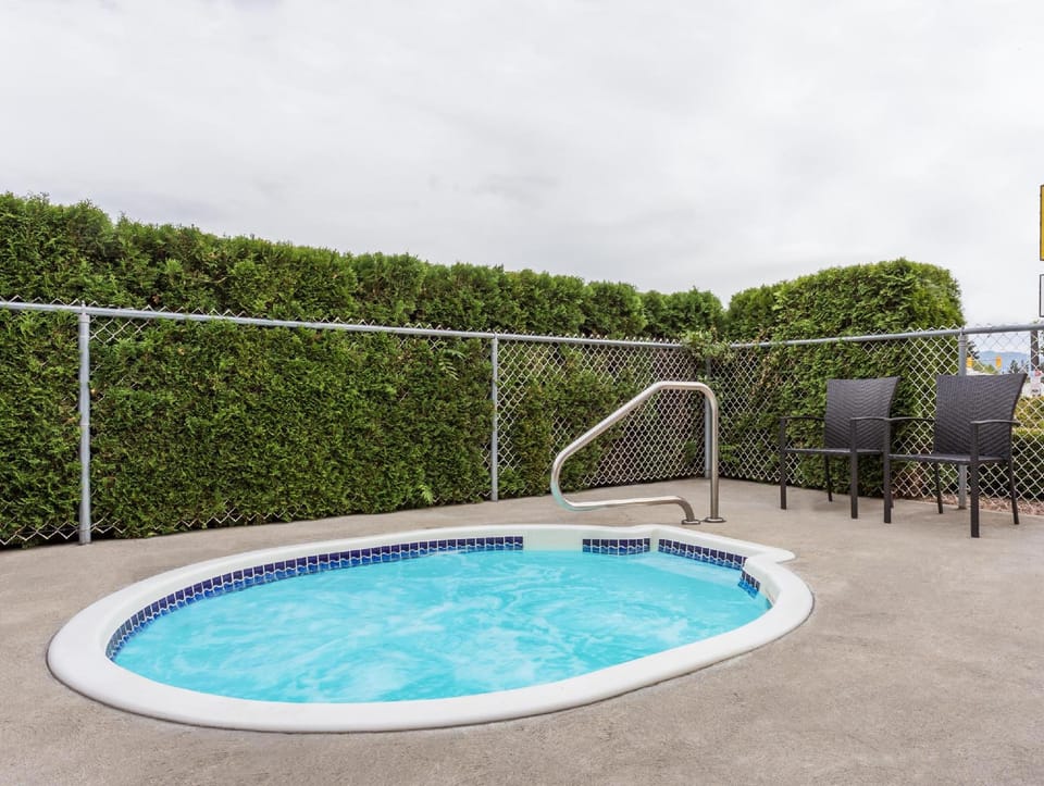 Super 8 by Wyndham Lake Country/Winfield Area Airport North Hotel in Lake Country