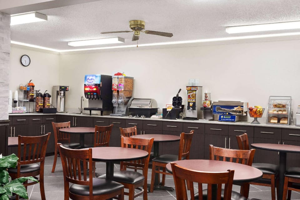 Super 8 By Wyndham Chillicothe Hotel in Missouri