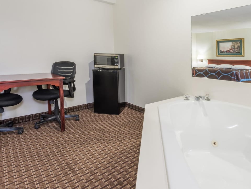 Super 8 by Wyndham Gardner Hotel in Olathe