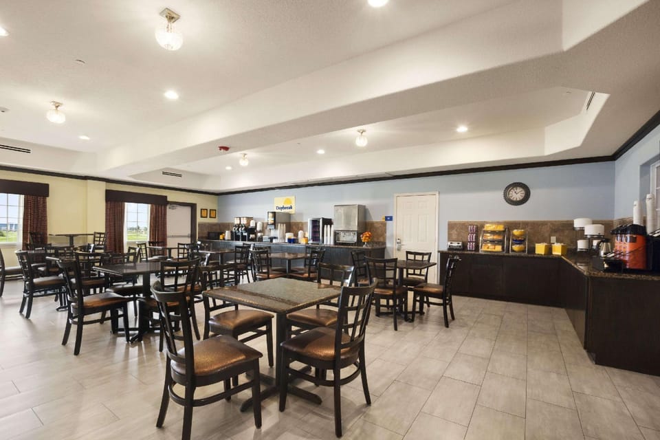 Days Inn & Suites by Wyndham Galveston West/Seawall Hotel in Galveston Island