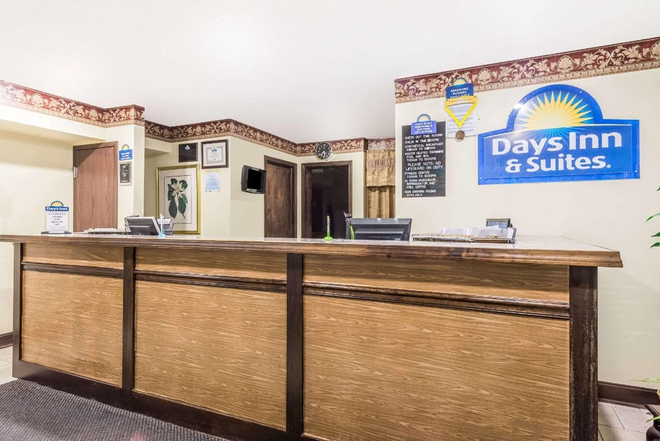 Days Inn & Suites by Wyndham Youngstown / Girard Ohio Hotel in Ohio