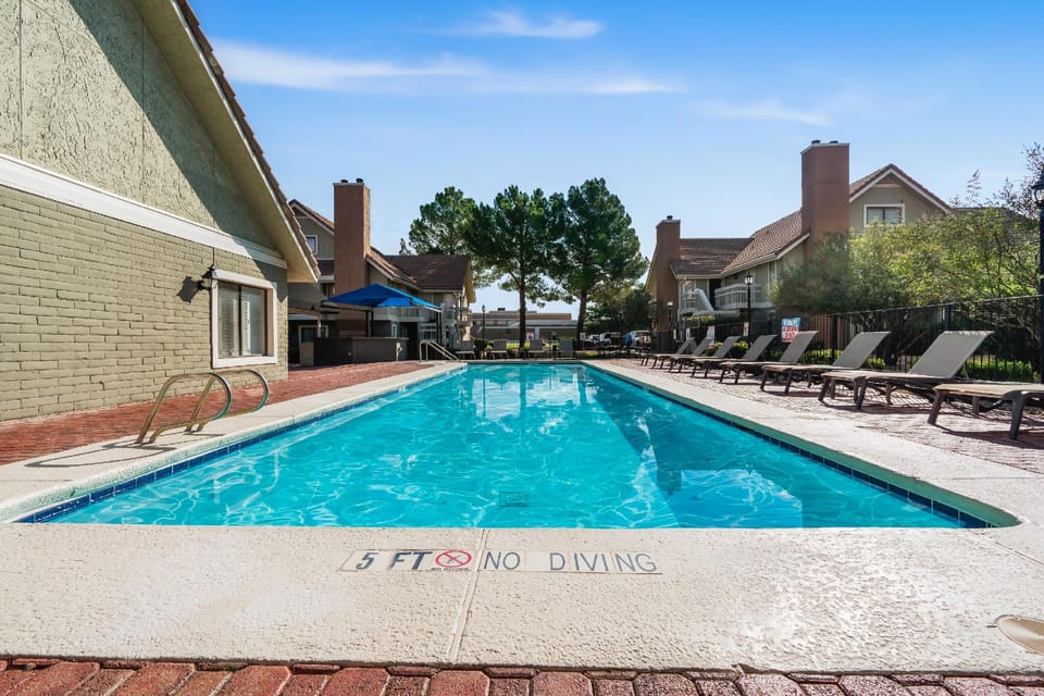 Swimming pool [outdoor]