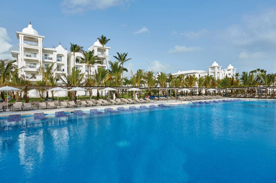 Swimming pool [outdoor]