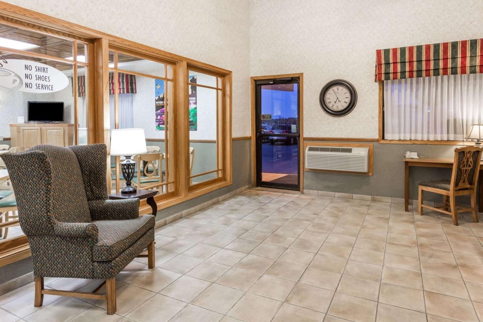 Super 8 By Wyndham Ottawa Starved Rock Hotel in Ottawa