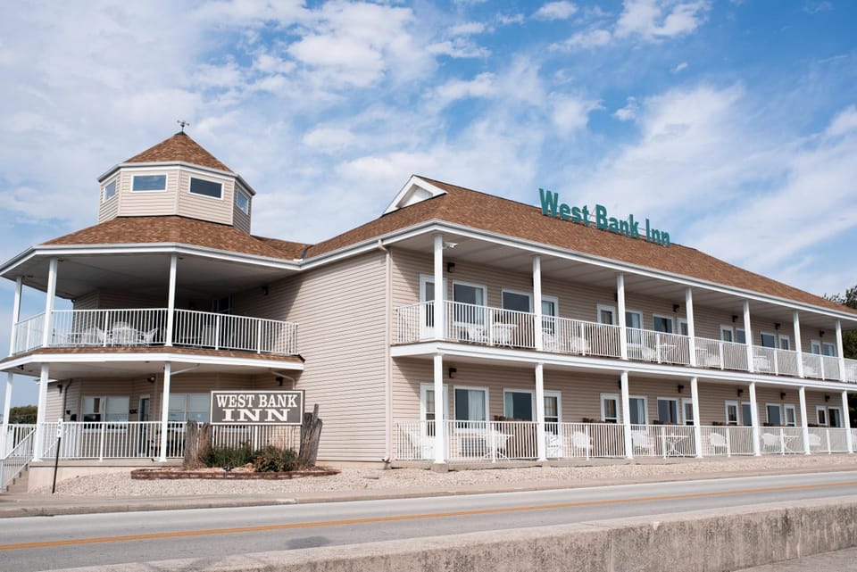 WEST BANK INN Hotel in Celina