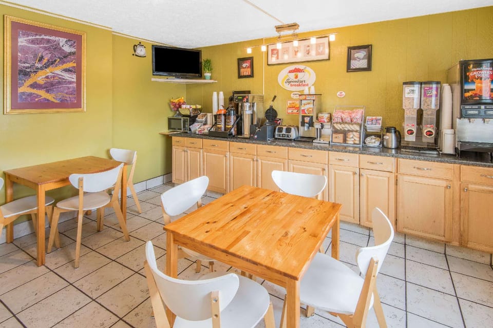 Super 8 By Wyndham Wooster Hotel in Wooster