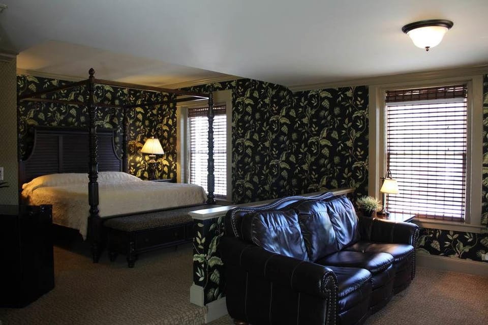 THE WHITE INN - BED AND BREAKFAST Inn in Fredonia