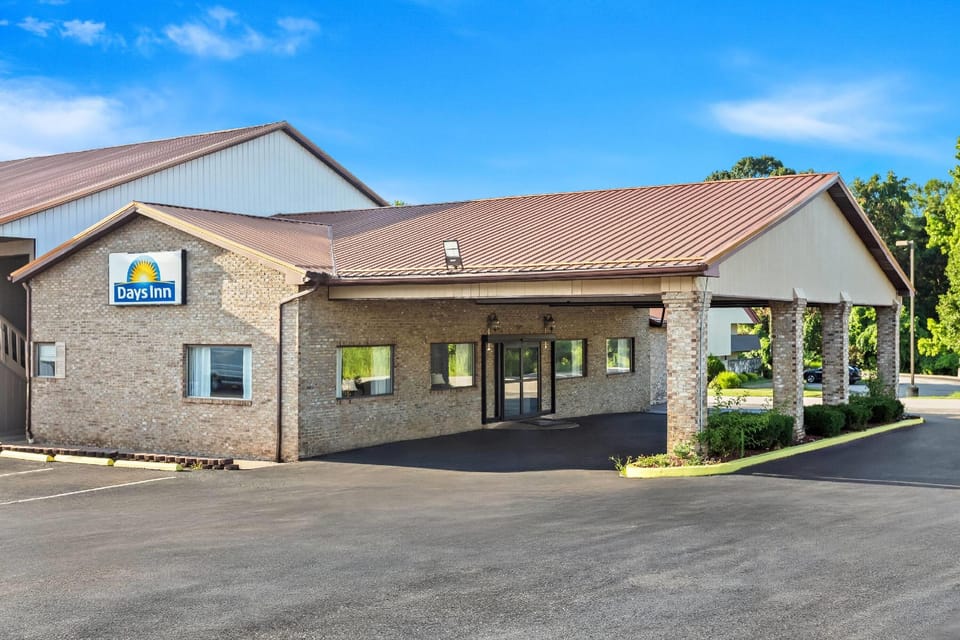 Days Inn by Wyndham Huntington Hotel in Pea Ridge