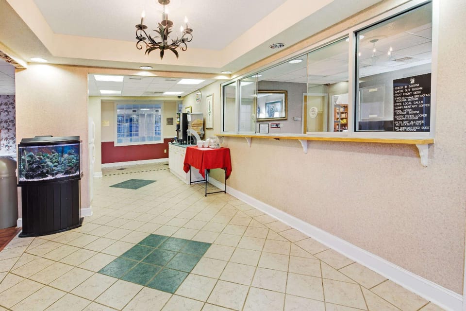 Super 8 By Wyndham Salisbury Hotel in Salisbury