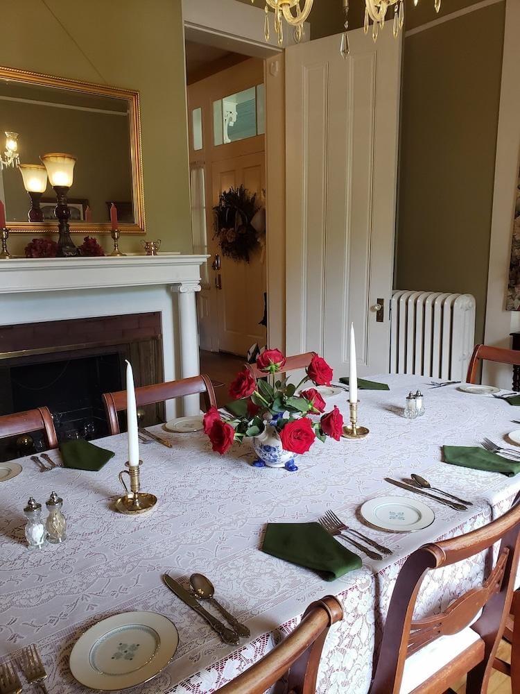 THE CARRIAGE INN B&B Inn in Charles Town