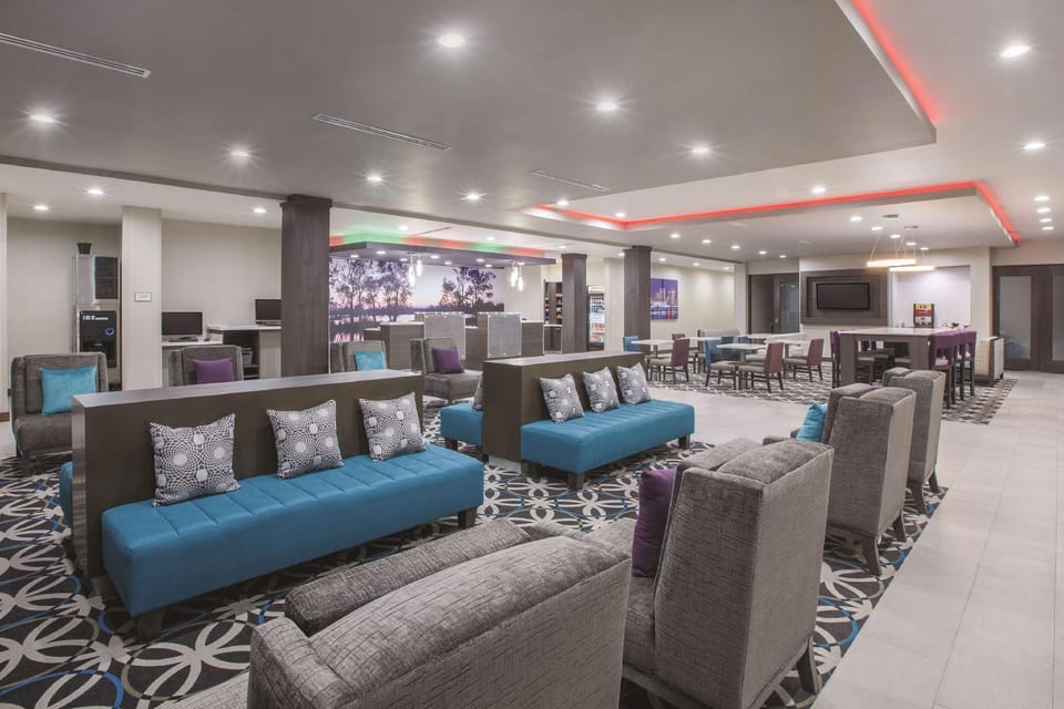 La Quinta Inn & Suites by Wyndham Lake Charles - Westlake Hotel in Lake Charles