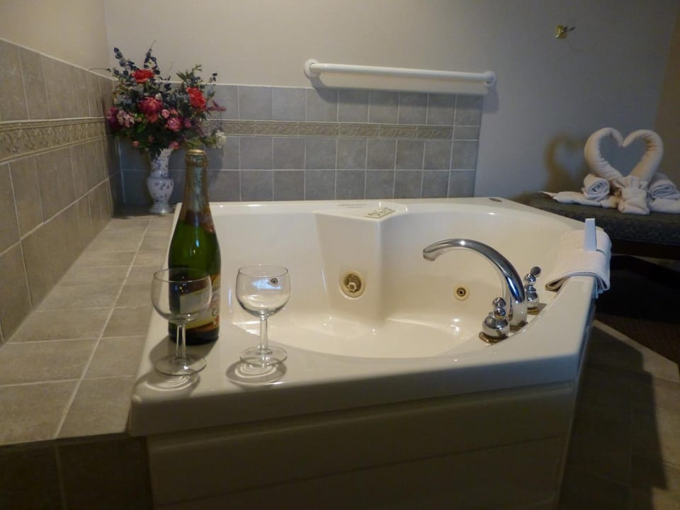 HEARTHSTONE INN & SUITES - BED AND BREAKFAST Inn in Ohio