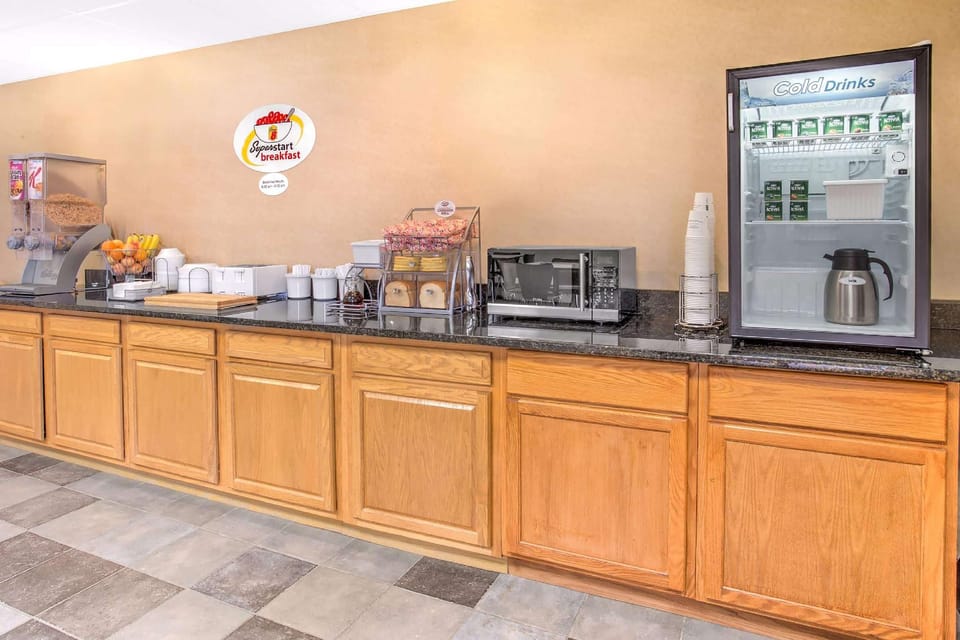 Super 8 by Wyndham Galva Hotel in Illinois