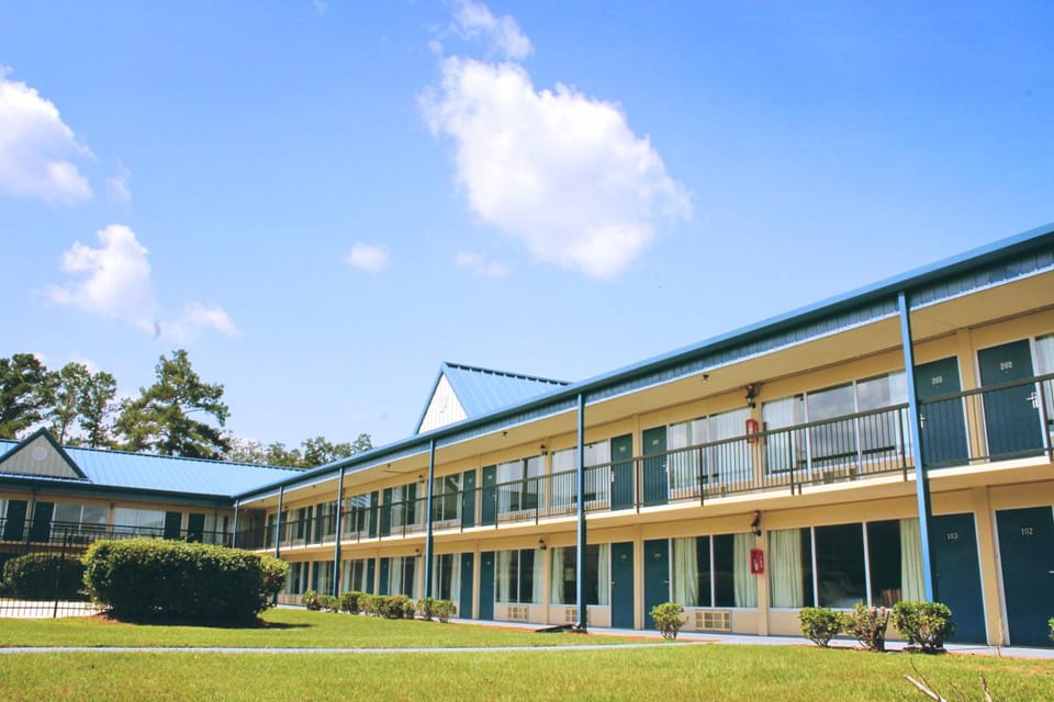 Residence Hub Inn and Suites Motel in Florida