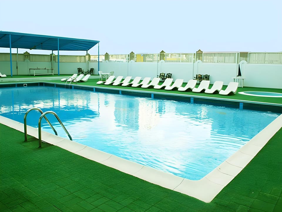 Swimming pool [outdoor]