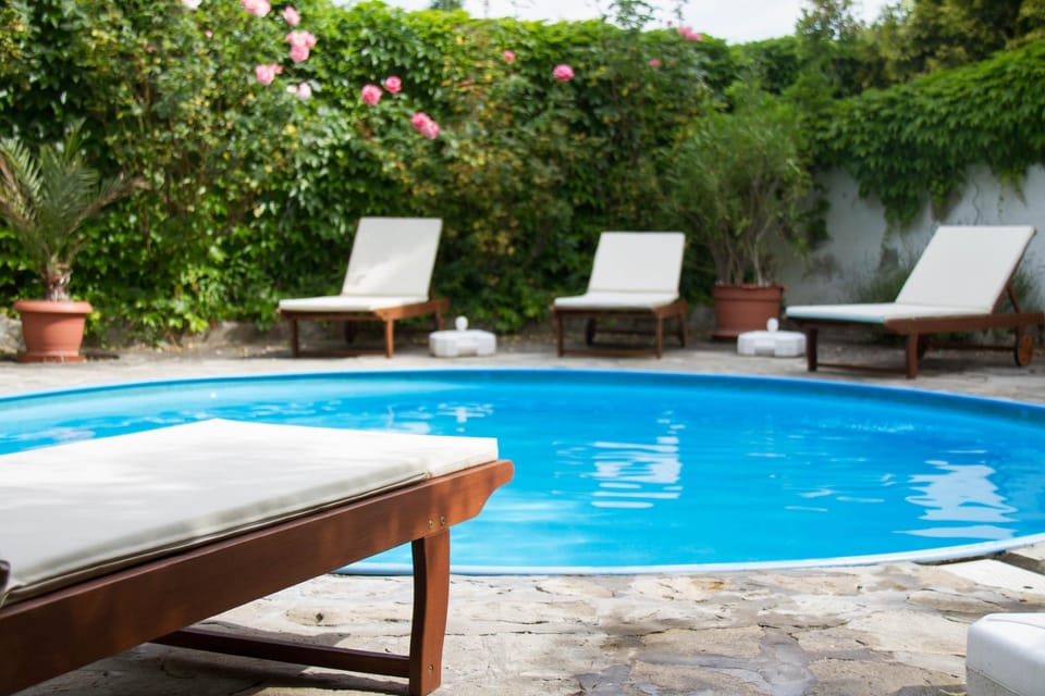 Swimming pool [outdoor]