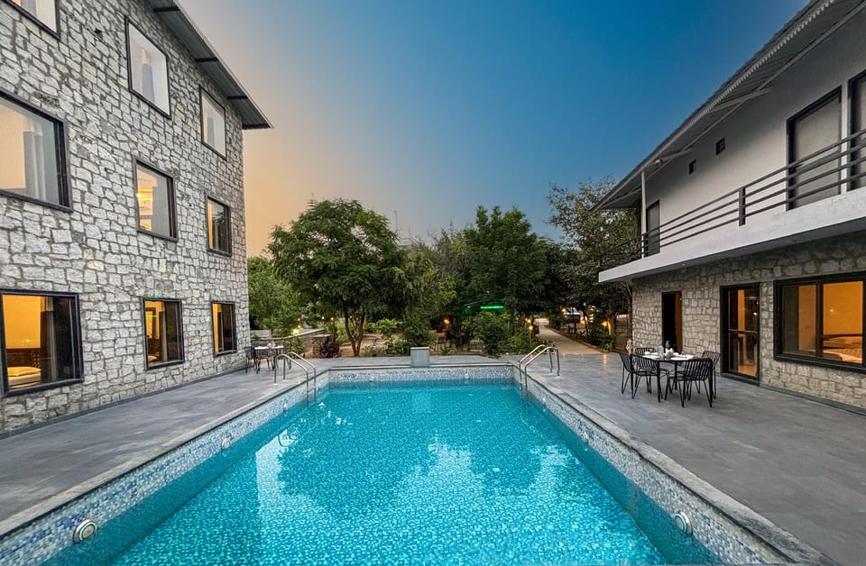 Swimming pool [outdoor]