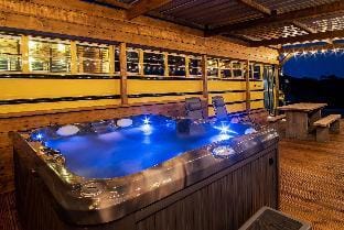 American School Bus - 1 Bedroom  - Blossom Farm - Tiers Cross Hotel in Wales