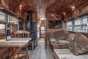 American School Bus - 1 Bedroom  - Blossom Farm - Tiers Cross Hotel in Wales
