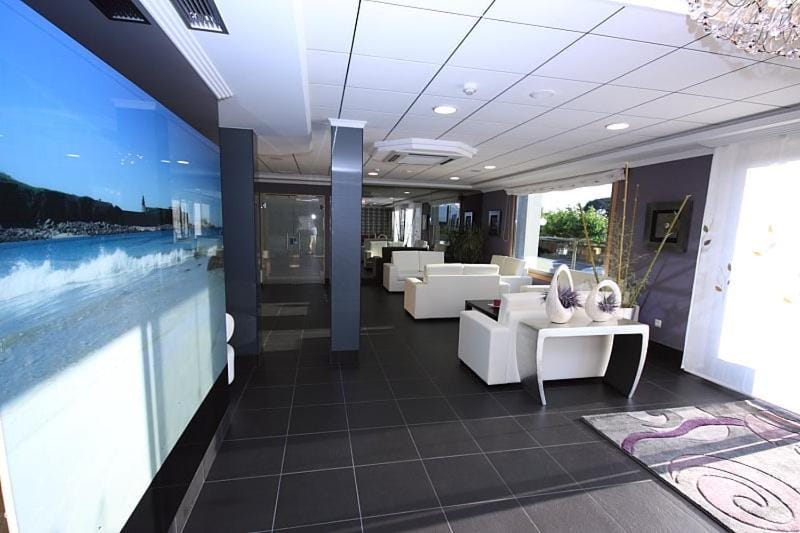 Shared lounge/TV area
