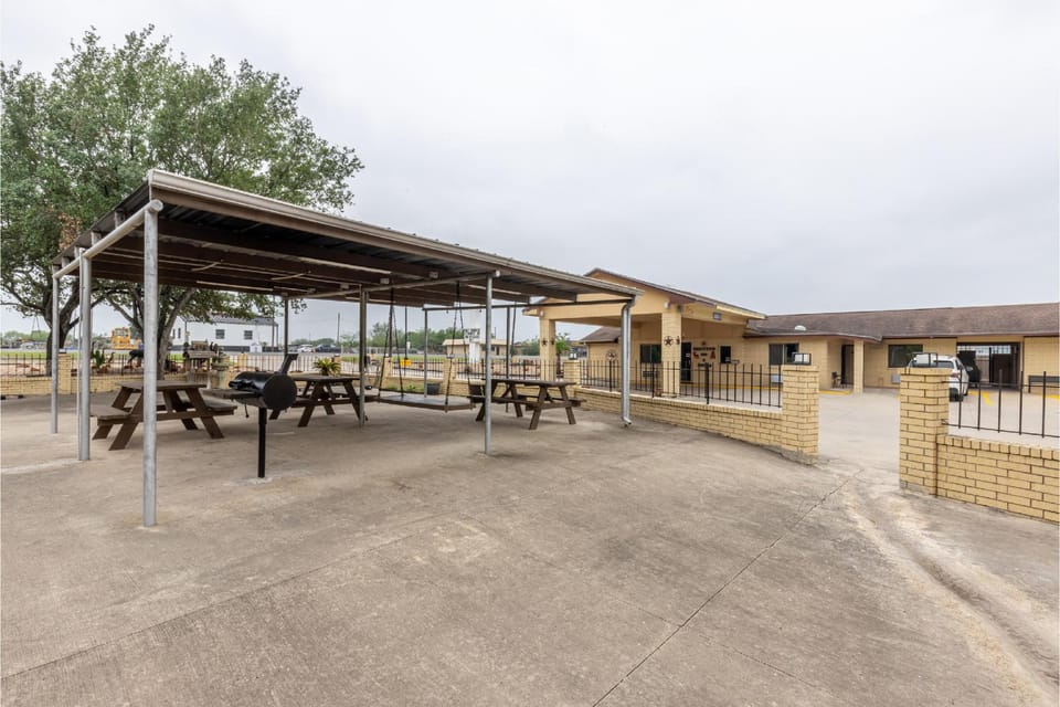 Freer Executive Inn and Studios Hotel in Rio Grande