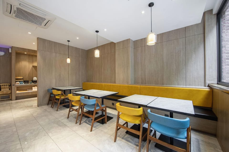 Hanting Premium Hotel Shanghai Loushanguan Road Metro Station Hotel in Shanghai