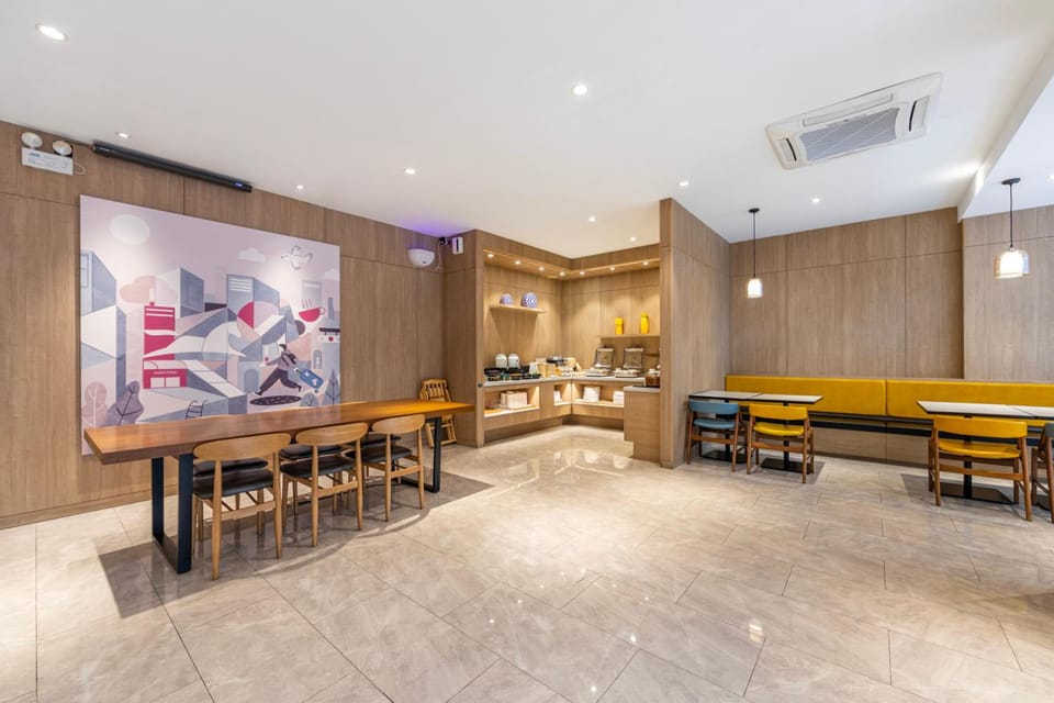 Hanting Premium Hotel Shanghai Loushanguan Road Metro Station Hotel in Shanghai