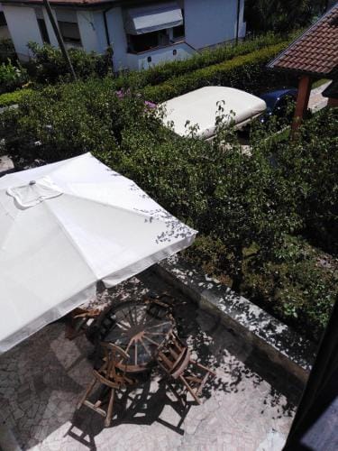 Il semaforo Una o due camere matrimoniali con bagno a pochi passi dal centro Pietrasanta, con Wi-Fi Hotel in Pietrasanta