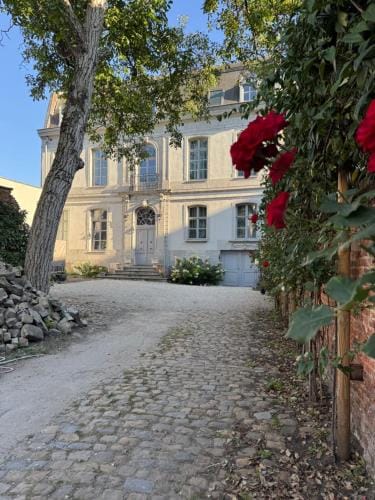 La Maison de la Duchesse de la Valliere - Chambre Rosaline - Parking prive gratuit Hotel in Hauts-de-France